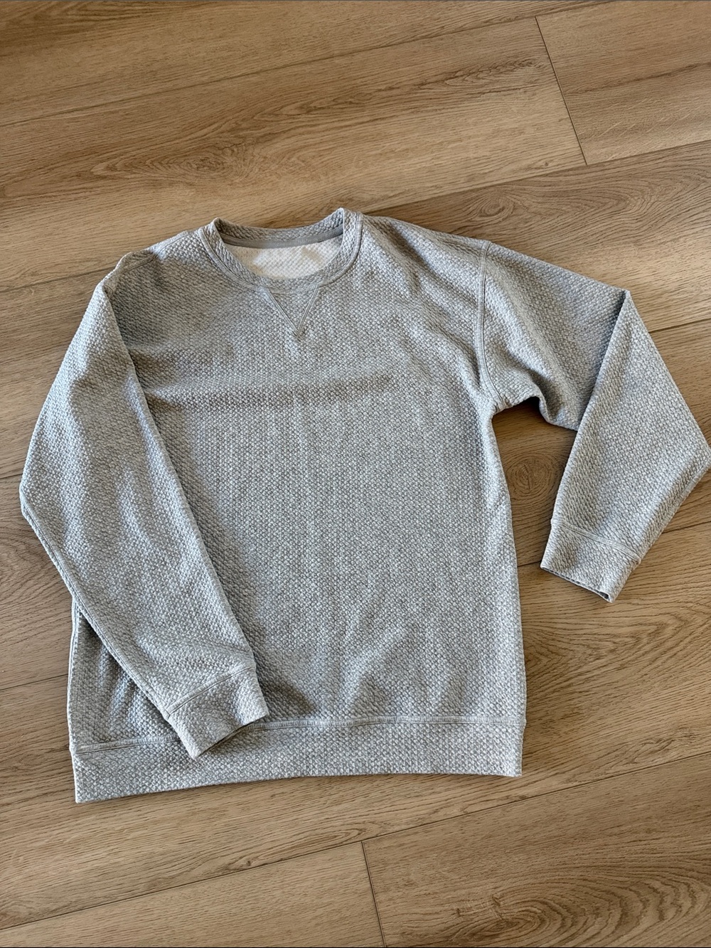 lululemon athletica Men's Heather Gray Textured lightweight Crewneck